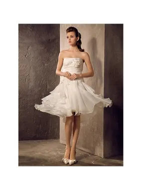 Abito da sposa corto lunghezza ginocchio con gonna vaporosa a balze in organza